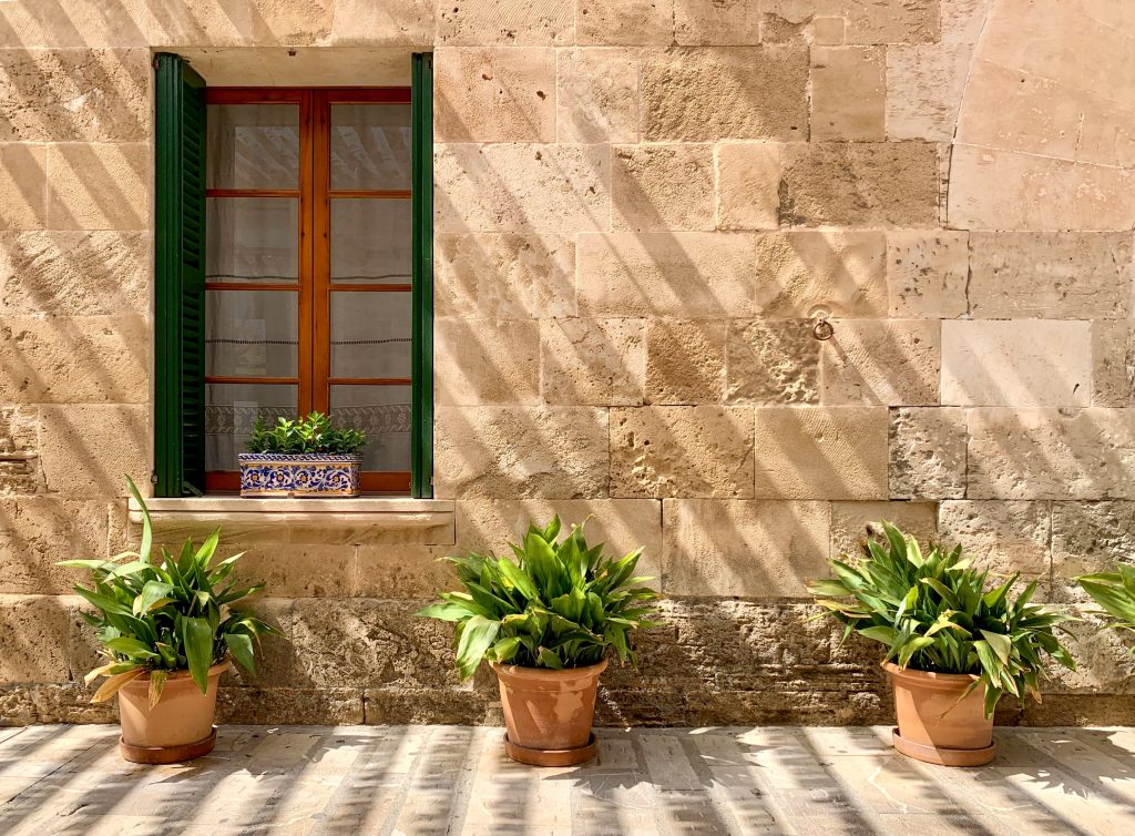 Finestra di una casa a Mallorca con vista panoramica sul paesaggio circostante.