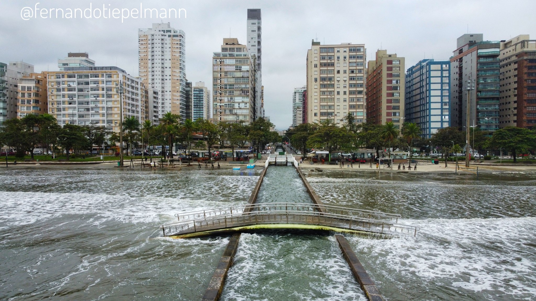 Fotografia de paisagem costeira em Santos capturada por Fernando Tiepelmann.