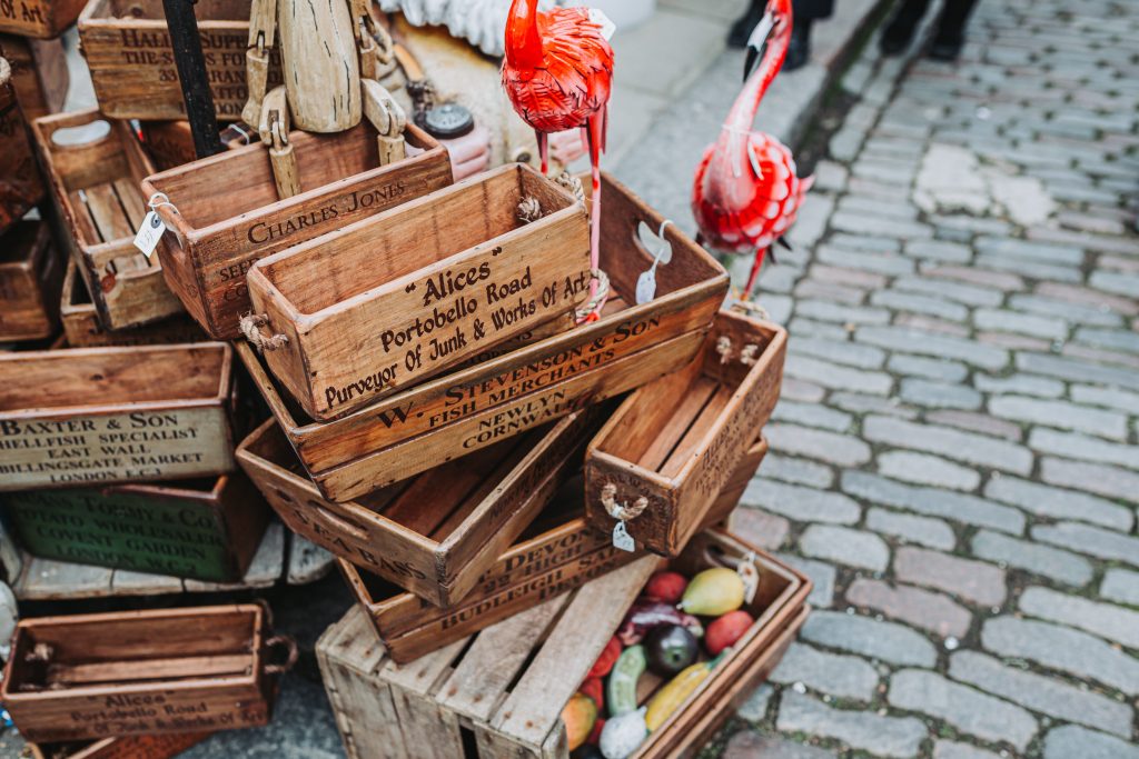 Exploring Portobello Road on Saturdays: A Shopper's Paradise. Solange Isaacs.